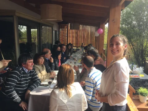 Invitados disfrutando un almuerzo en una terraza