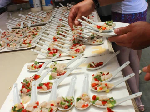 Bocados servidos en cucharas de degustación