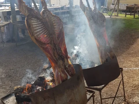 Cordero al palo junto a la fogata