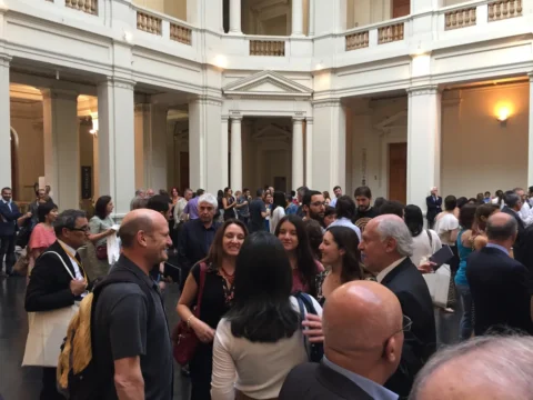 Asistentes conversando durante un congreso
