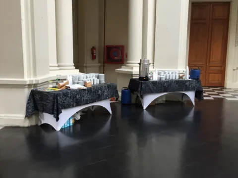 Mesa de coffee break montada en un congreso