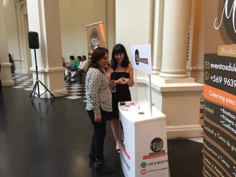 Atención en el stand de Dulce Magia durante un congreso
