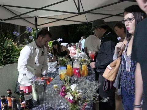 Barra de jugos y tragos atendida por el equipo
