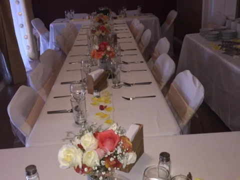 Centro de mesa con flores y copas