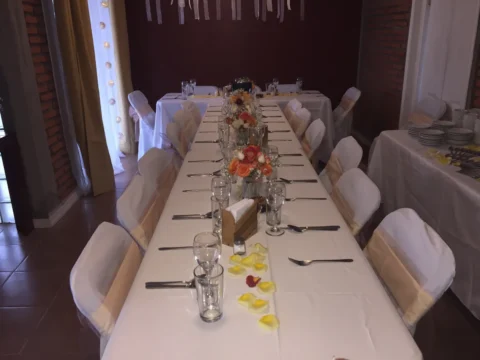 Mesa larga decorada con flores para un cumpleaños
