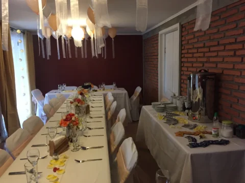Salón montado con mesas y mantelería blanca