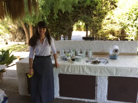 Mesa de desayuno montada en un jardín