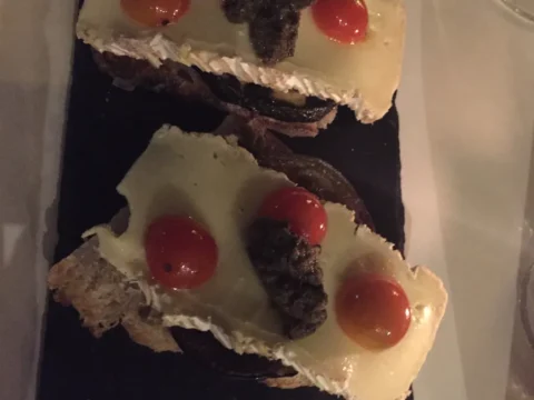Postres individuales con frutos rojos