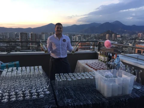 Barra de tragos en una terraza al atardecer
