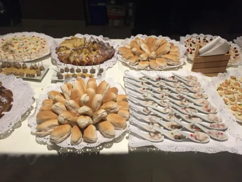 Bandejas con empanaditas y bocados de cocktail