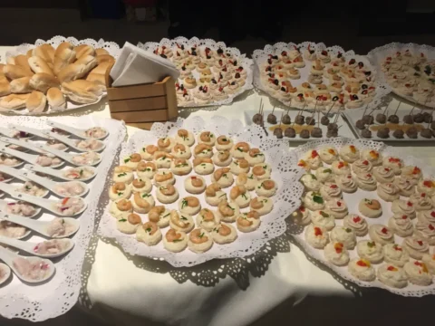 Bandejas de canapés y cucharas de degustación