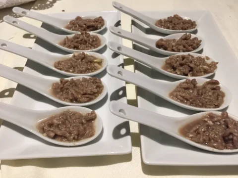 Cucharas de degustación con bocados calientes