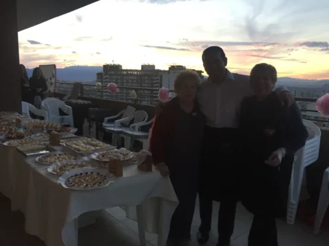 Equipo de Dulce Magia junto a la mesa de cocktail en una terraza