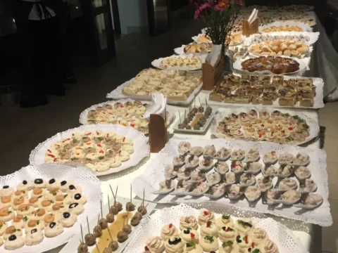 Mesa de cocktail con bocados vista desde arriba