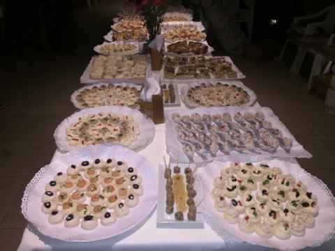 Mesa de cocktail con bandejas de canapés