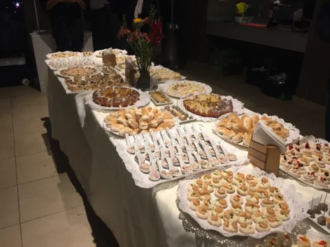 Mesa larga de cocktail lista para los invitados