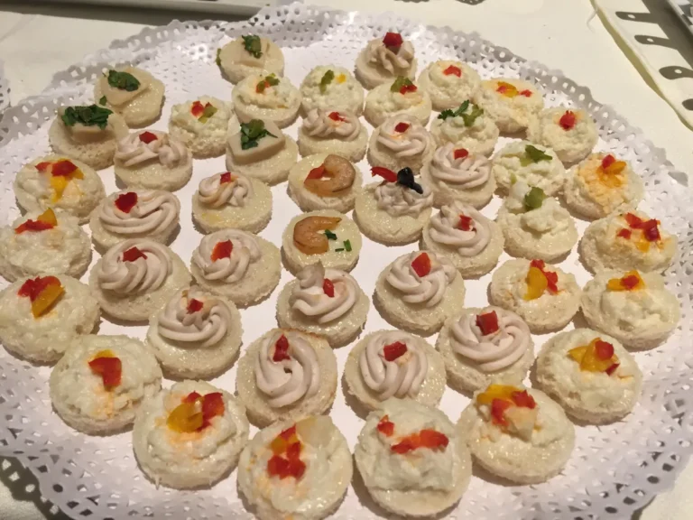 Bandeja de bocados de cocktail decorados