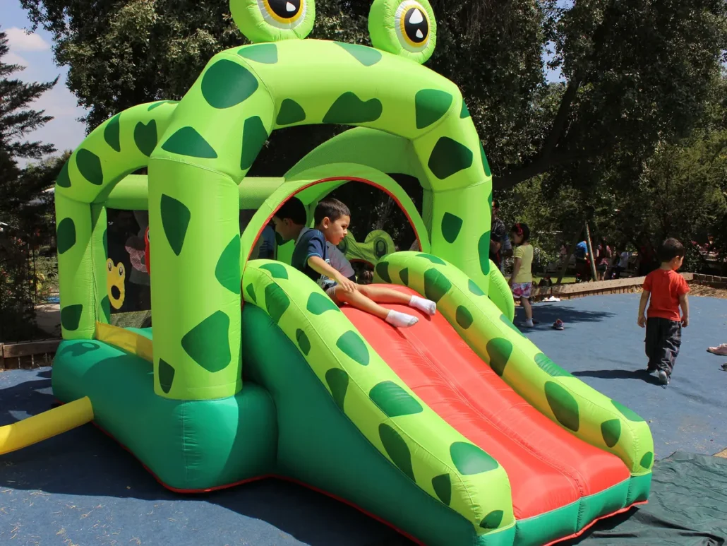 Juego inflable para niños en un evento al aire libre
