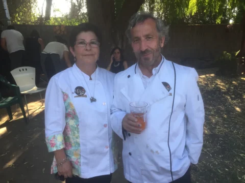 Dos cocineros de Dulce Magia con chaqueta de chef